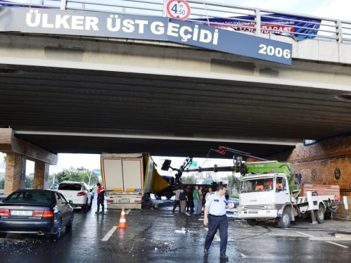 Ülker Üst Geçidinde Kaza: 2 yaralı